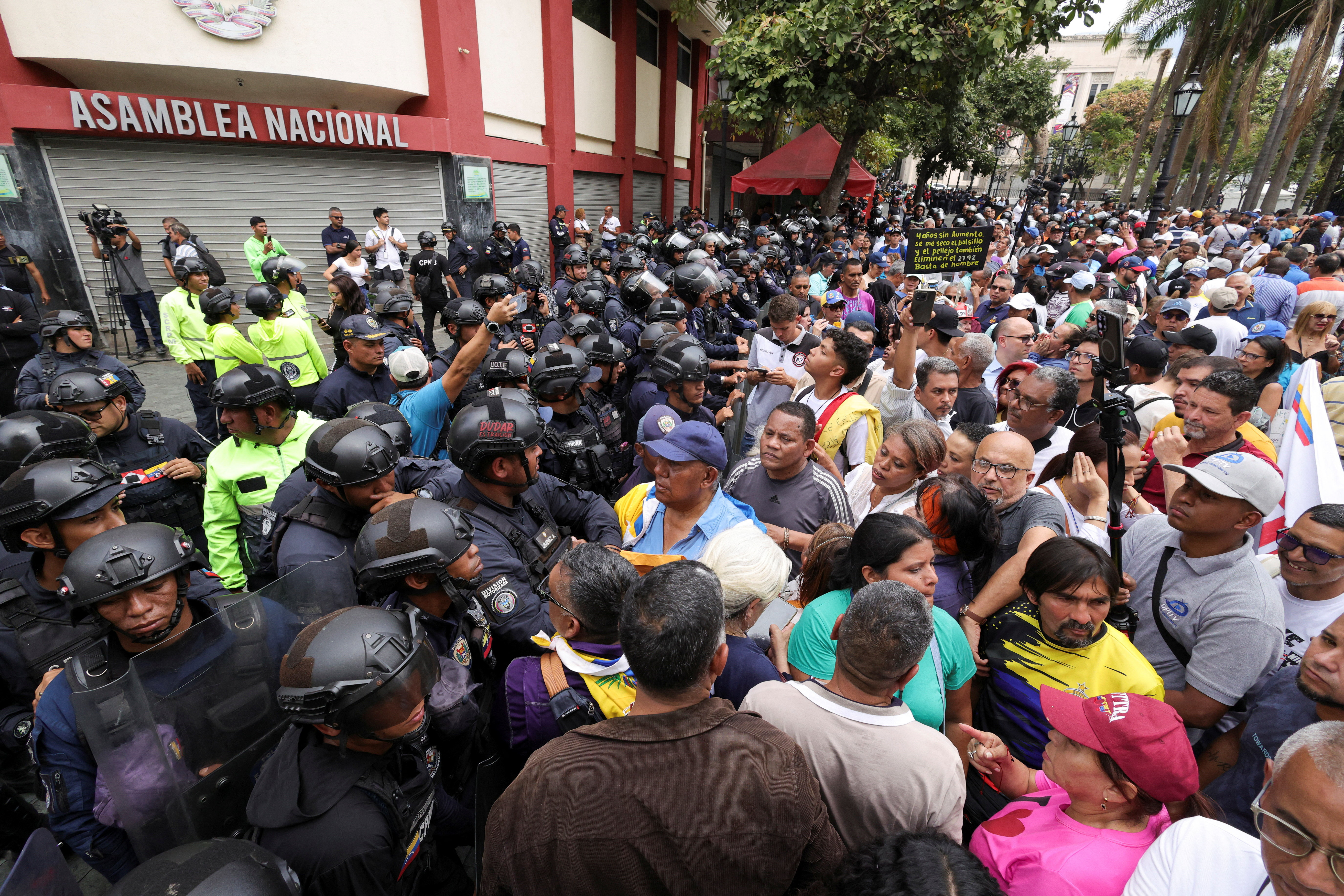 Protesters Rally Outside National Assembly Demanding Higher Wages and Labor Rights in Caracas