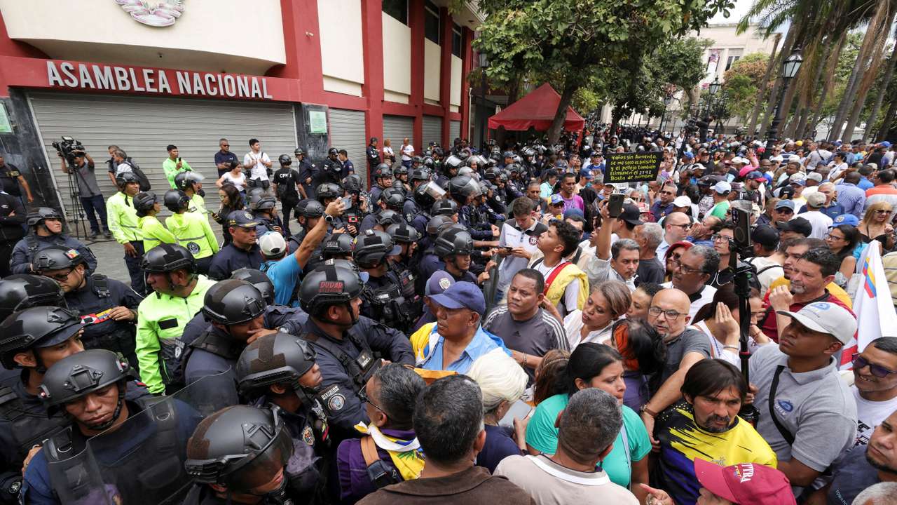 Protesters Rally Outside National Assembly Demanding Higher Wages and Labor Rights in Caracas