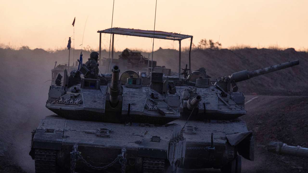 Tanks manoeuvre near Gaza border