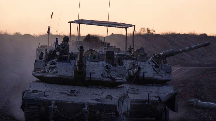 Tanks manoeuvre near Gaza border