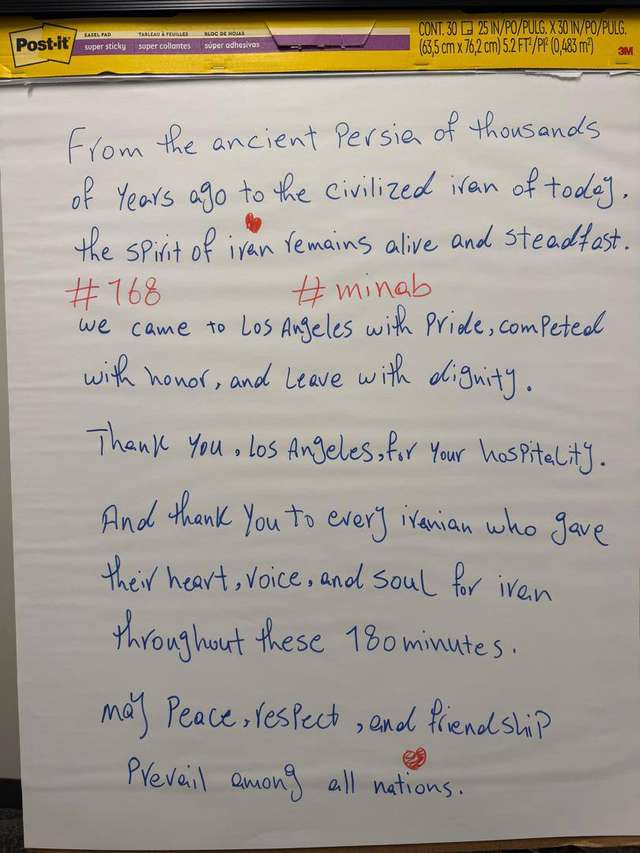 Carta deixada pelos jogadores do Irã no vestiário em Los Angeles. Confira texto na íntegra:
“Da antiga Pérsia de milhares de anos atrás ao Irã civilizado de hoje, o espírito do Irã segue vivo e firme.
Nós viemos para Los Angeles com orgulho, competimos com honra e deixamos a cidade com dignidade. Obrigado, Los Angeles, por sua hospitalidade.
E obrigado a cada iraniano que deu que deu seu coração, sua voz e sua alma pelo Irã durante esse 180 minutos
Que a paz, o respeito e a amizade prevaleçam entre todas as nações.”