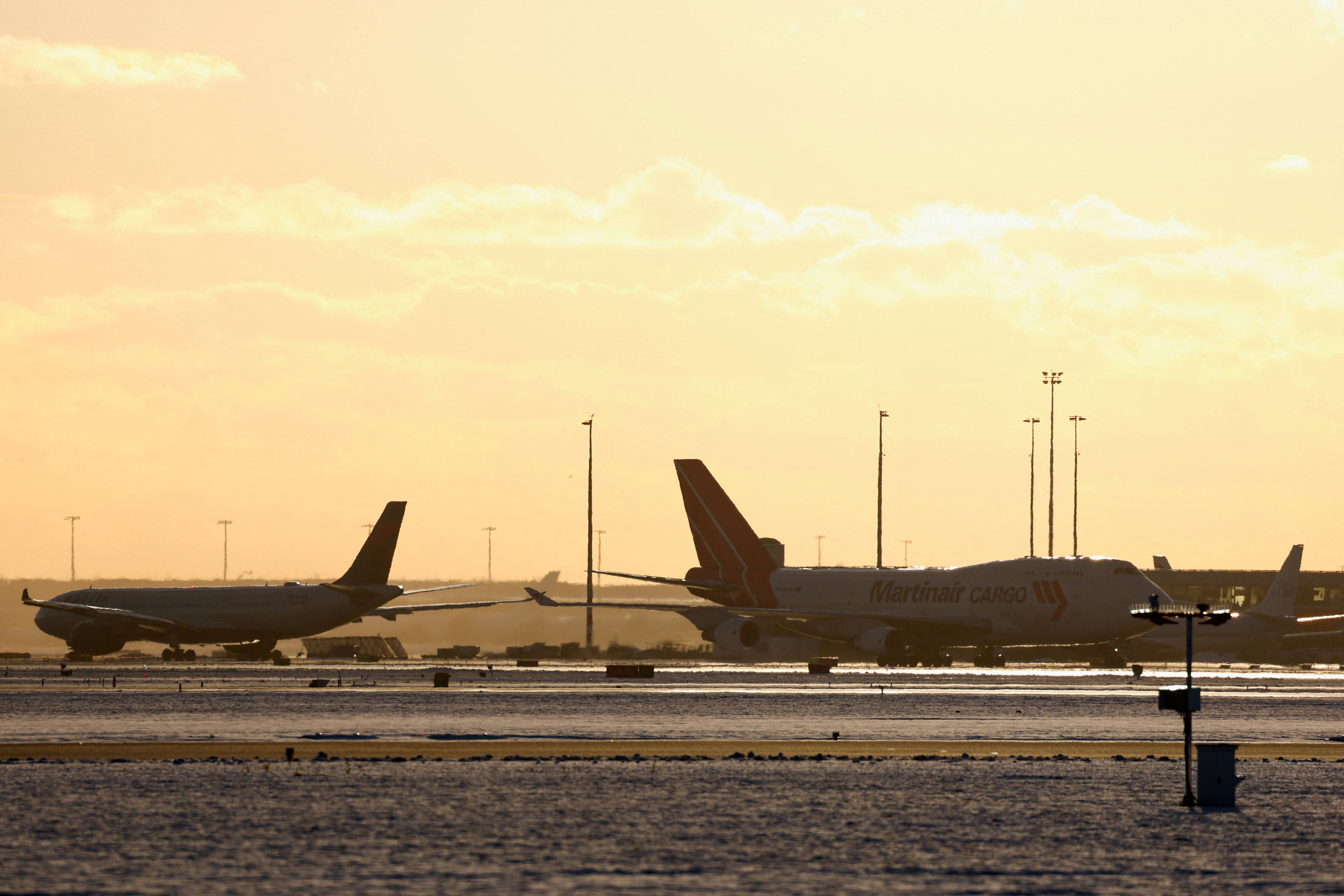 Snowfall causes disruptions to air, rail and road traffic in the Netherlands