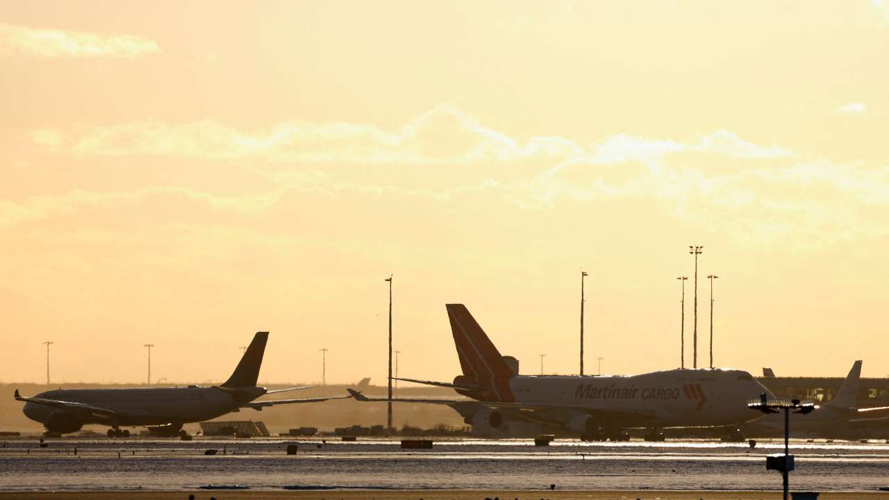 Snowfall causes disruptions to air, rail and road traffic in the Netherlands