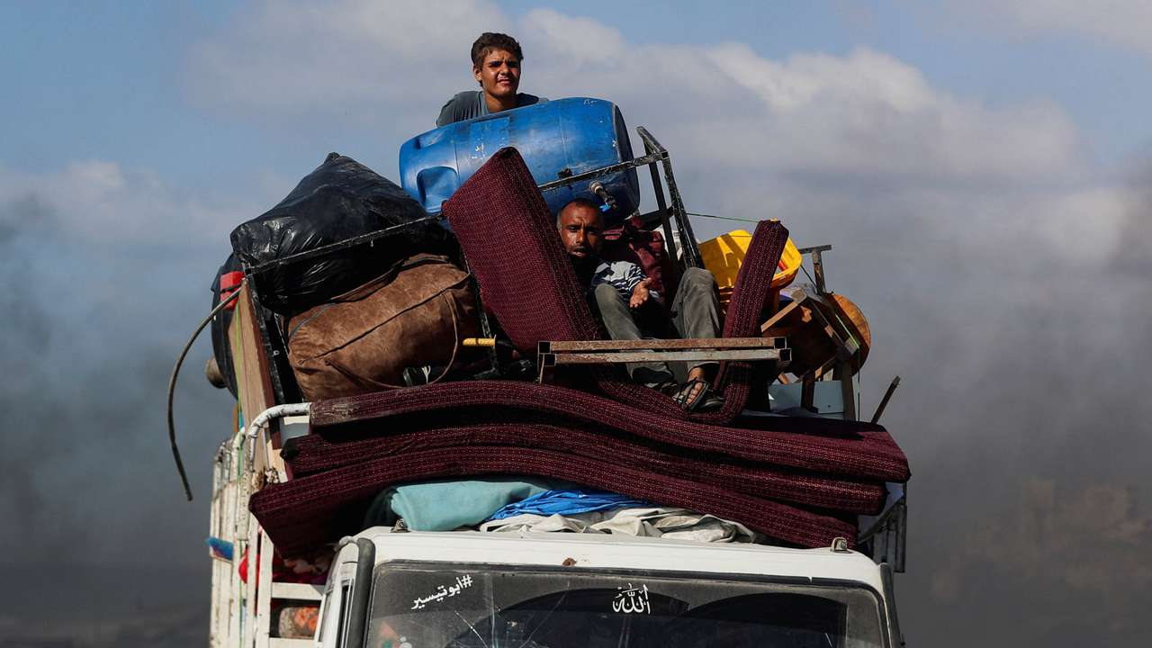 Displaced Palestinians flee amid an Israeli military operation, following an Israeli evacuation order, in Gaza City