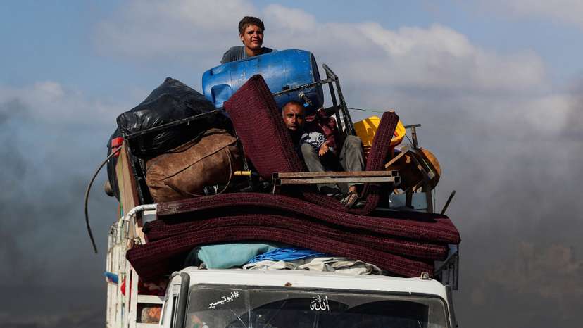 Displaced Palestinians flee amid an Israeli military operation, following an Israeli evacuation order, in Gaza City