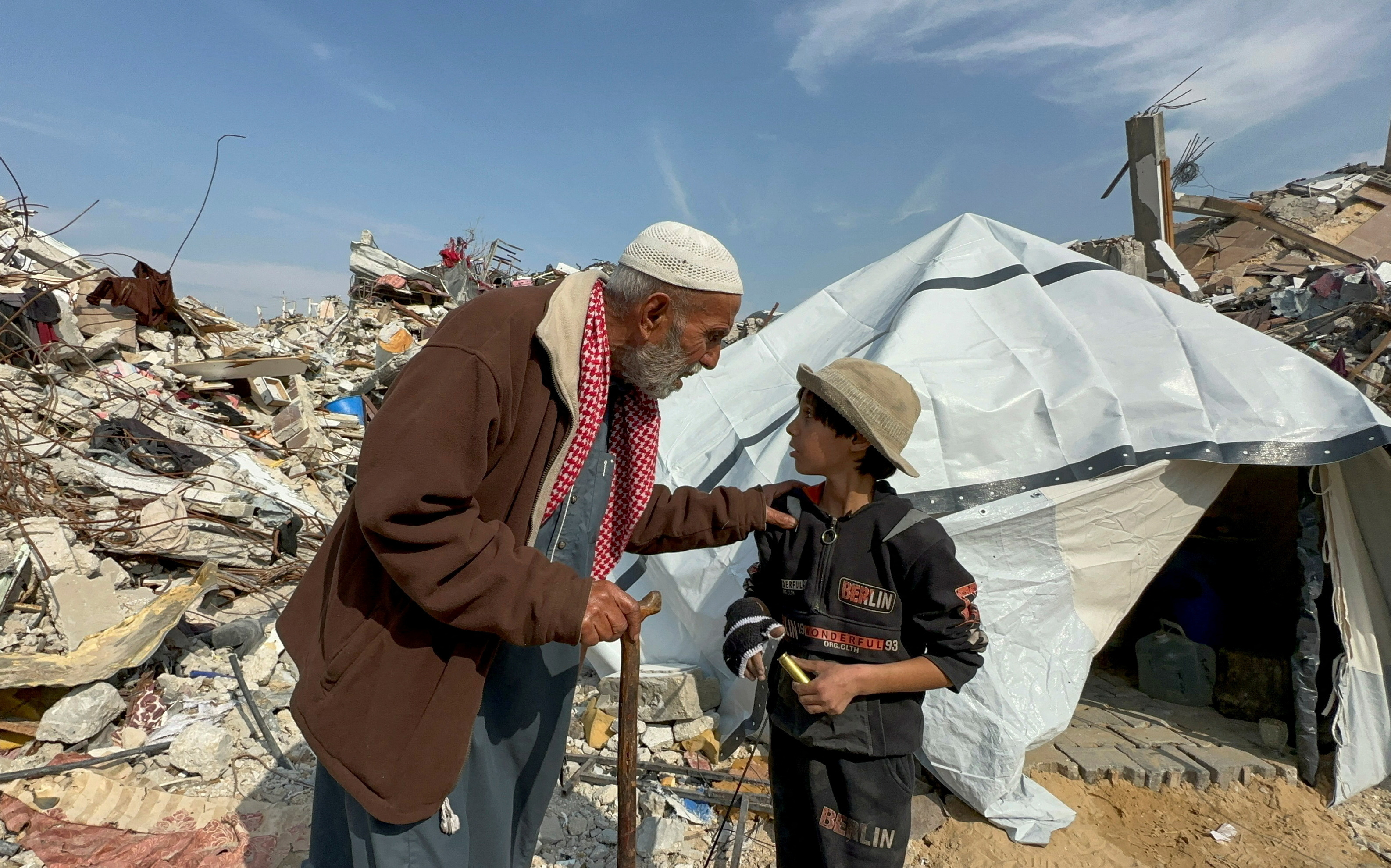 Displaced Palestinians return to their homes in northern Gaza