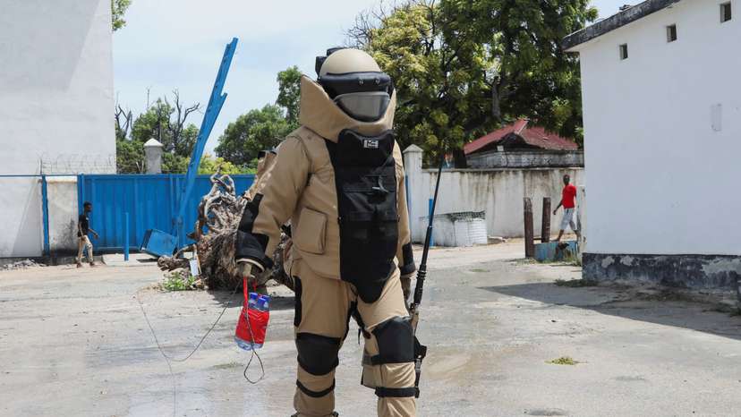 Somalia's bomb squad face down fear and shame to save lives