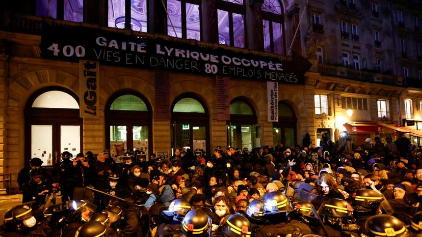 Police evict migrants from a Paris theatre