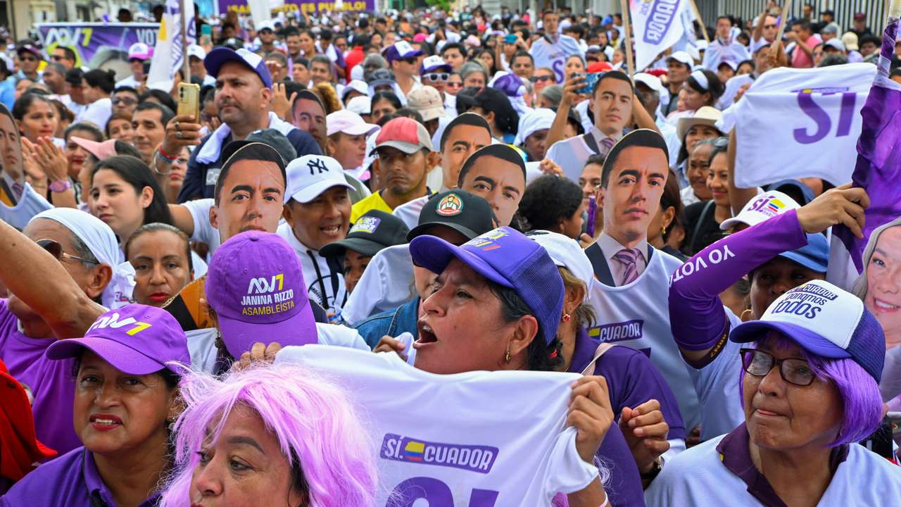 Supporters attend a meeting with Annabella Azin (not pictured), mother of Ecuador's President Daniel Noboa and a member of the National Assembly, on a referendum to decide whether to allow the return of foreign military bases, which Noboa says are central to fighting organized crime, and whether Ecuadoreans back convening an assembly to rewrite the constitution, in Guayaquil, Ecuador November 13, 2025. REUTERS/Vicente Gaibor del Pino