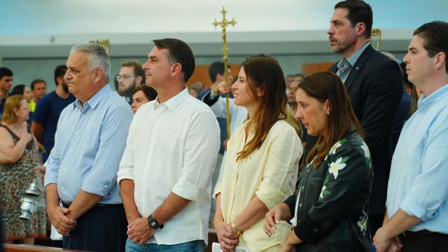 Flávio Bolsonaro esteve na Catedral de Brasília. Ele comentou a visita que fará ao pai, autorizada pelo ministro Alexandre de Moraes.