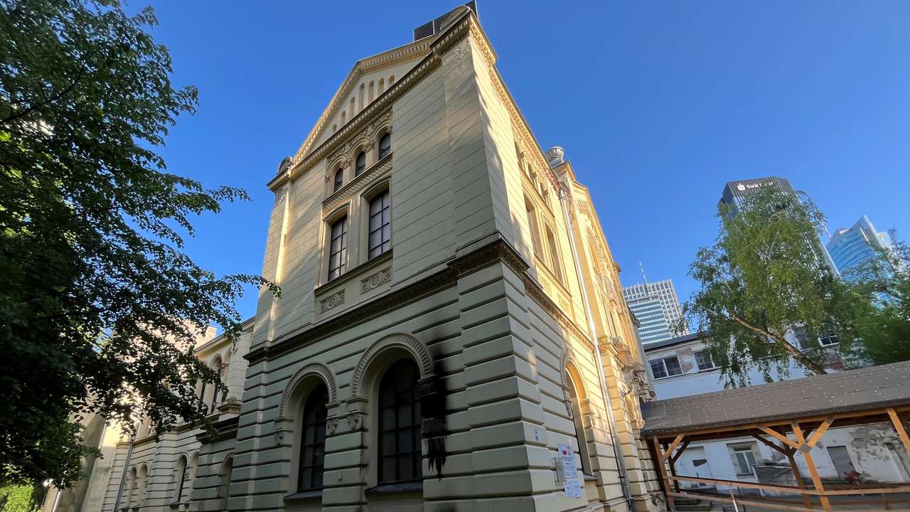Synagogue struck by bottle containing flammable substance in Warsaw