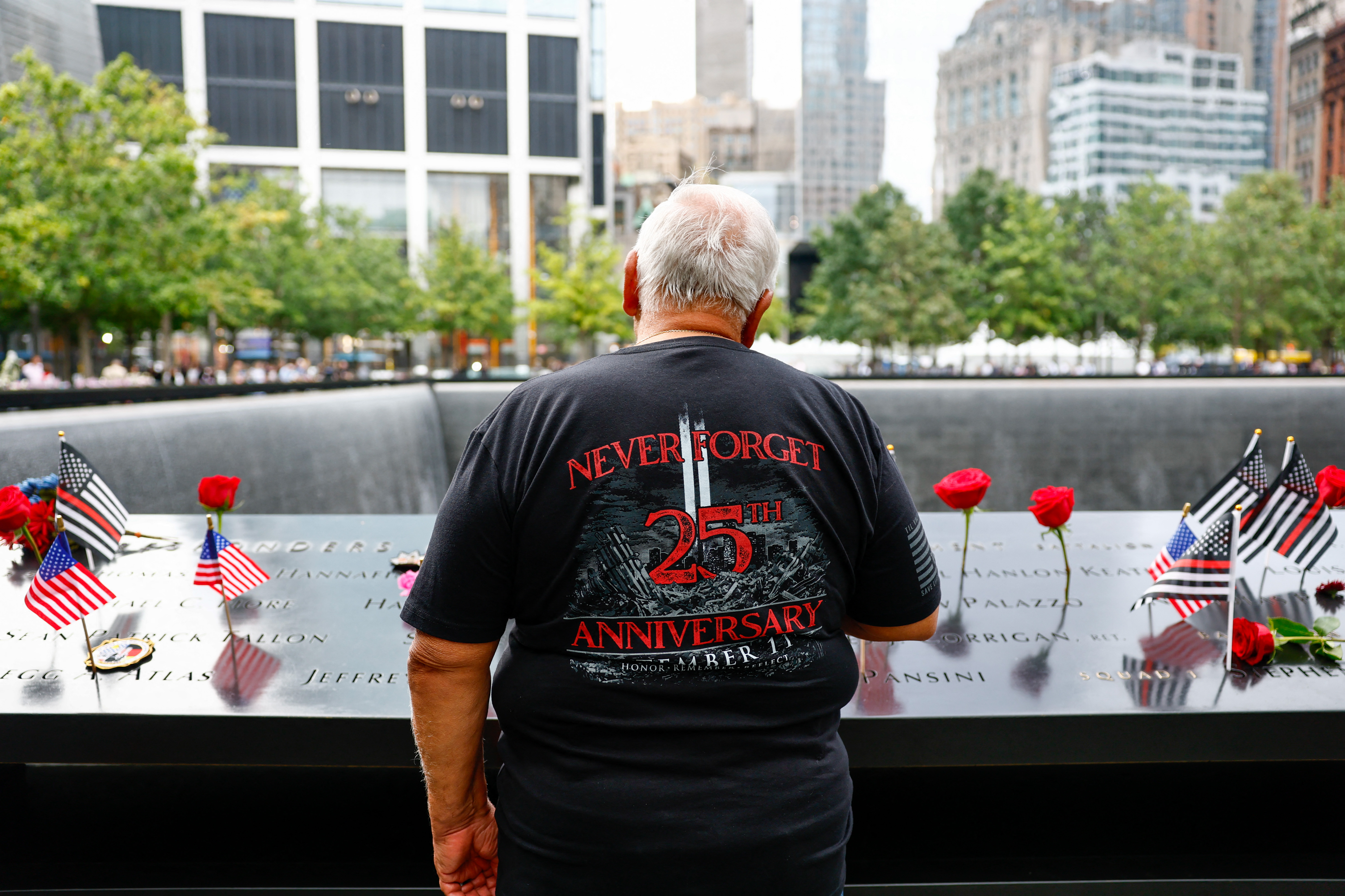 Visitante presta homenagem às vítimas do ataque terrorista ao World Trade Center em Nova York Jeenah Moon - Pool/Getty Images/AFP (Photo by POOL / GETTY IMAGES NORTH AMERICA / Getty Images via AFP)