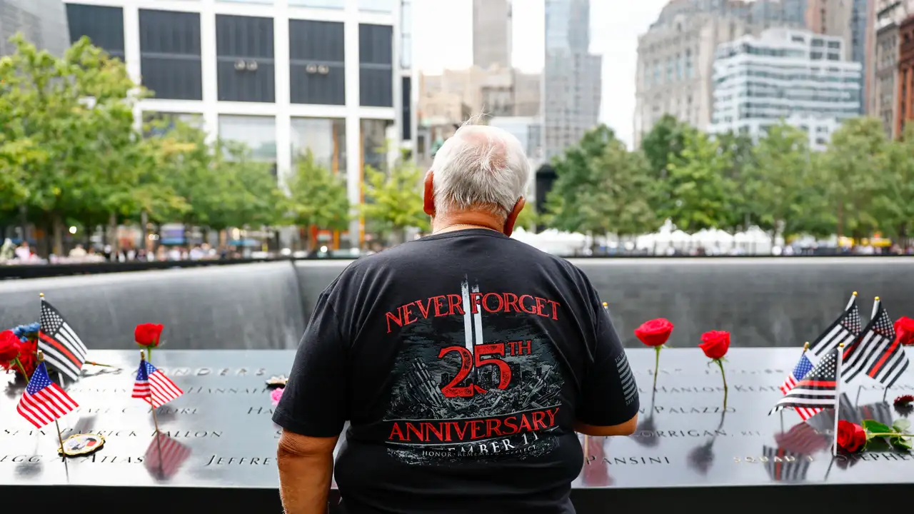 Visitante presta homenagem às vítimas do ataque terrorista ao World Trade Center em Nova York Jeenah Moon - Pool/Getty Images/AFP (Photo by POOL / GETTY IMAGES NORTH AMERICA / Getty Images via AFP)