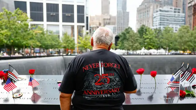 Visitante presta homenagem às vítimas do ataque terrorista ao World Trade Center em Nova York Jeenah Moon - Pool/Getty Images/AFP (Photo by POOL / GETTY IMAGES NORTH AMERICA / Getty Images via AFP)