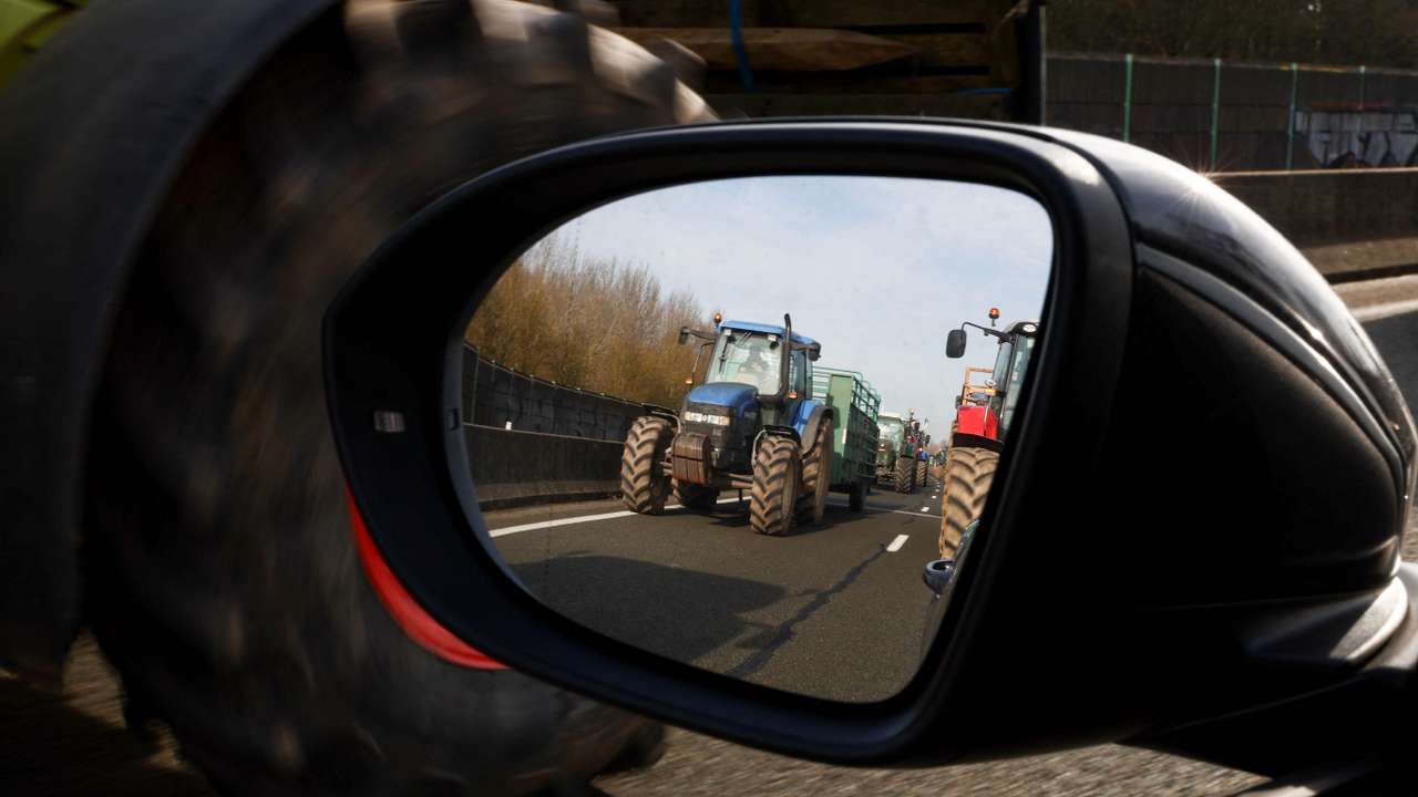 Farmers protest over price pressures, taxes, and green regulation in Beauvais