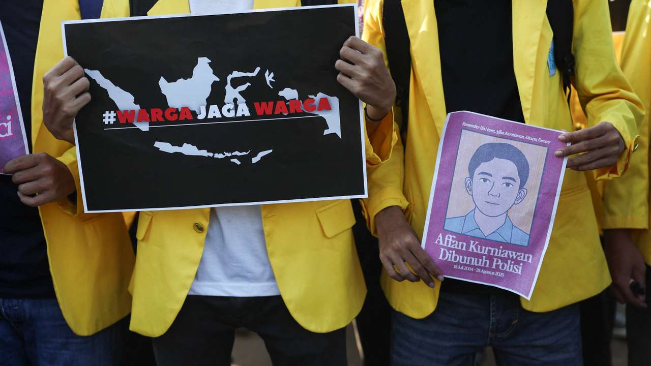 Protest outside Indonesian parliament building in Jakarta