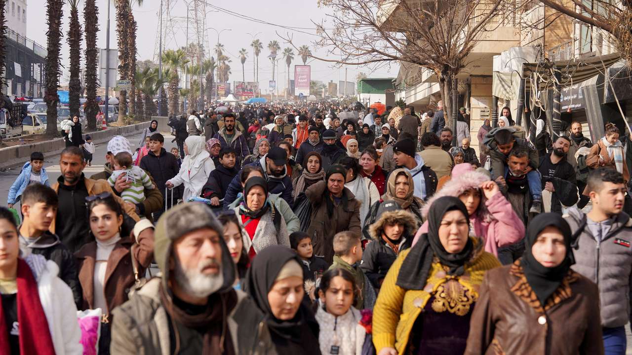 Civilians flee following renewed clashes between the Syrian army and the Syrian Democratic Forces