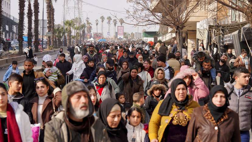 Civilians flee following renewed clashes between the Syrian army and the Syrian Democratic Forces