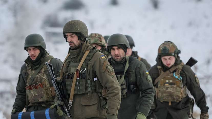 FILE PHOTO: Ukrainian servicemen attend mock anti-sabotage drills near the border with Russia in Sumy region