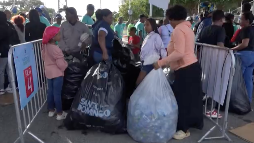 Dominican municipality organizes plastic-for-toys exchange day to promote recycling