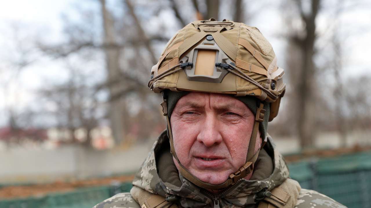 Commander of the Joint Forces Oleksandr Pavliuk visits combat positions in the Donetsk region