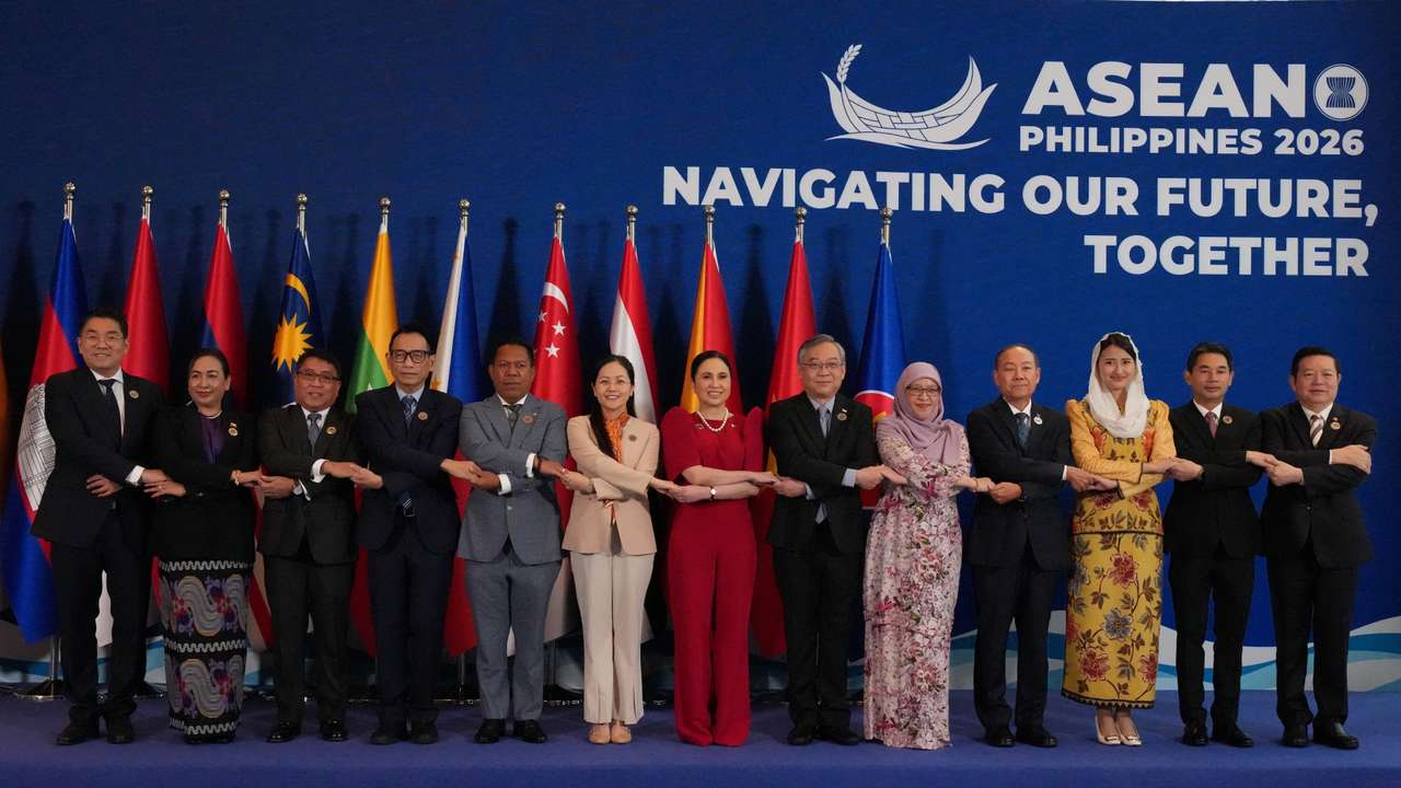 ASEAN economic ministers hold retreat, in Manila