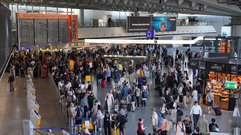 Letzte Generation activists protest at German airport