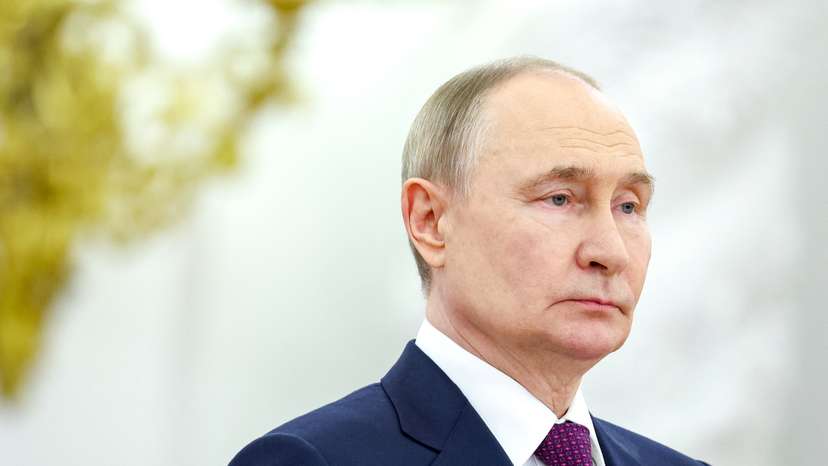 Russian President Vladimir Putin meets with military graduates in Moscow