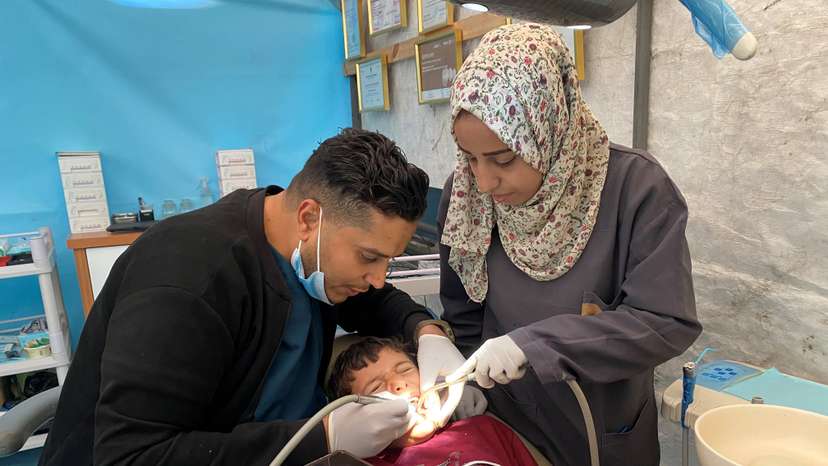 Gaza dentist sets up tent to replace destroyed clinic