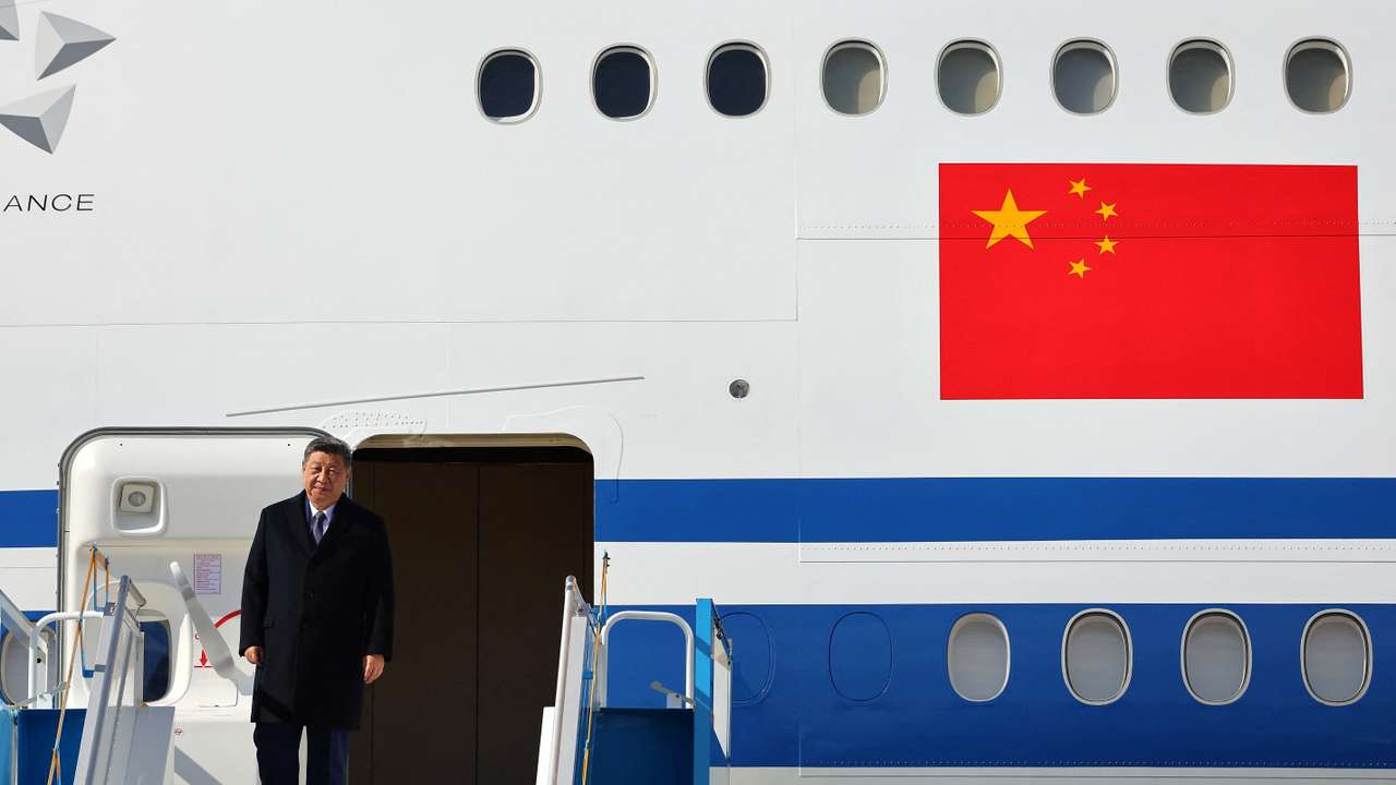Chinese President Xi Jinping arrives at the Gimhae international airport in Busan