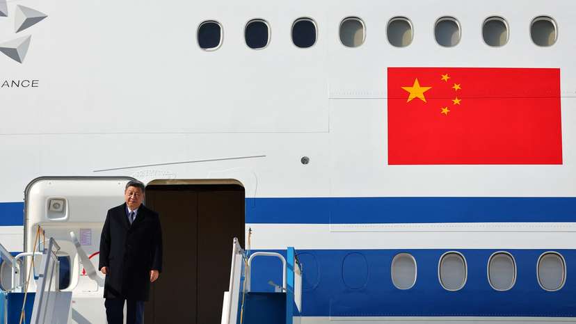 Chinese President Xi Jinping arrives at the Gimhae international airport in Busan
