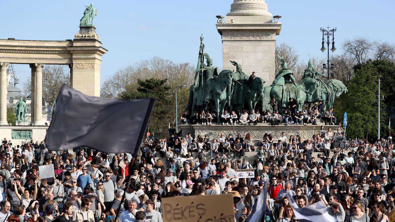 'Let's all be the same' protest in Budapest