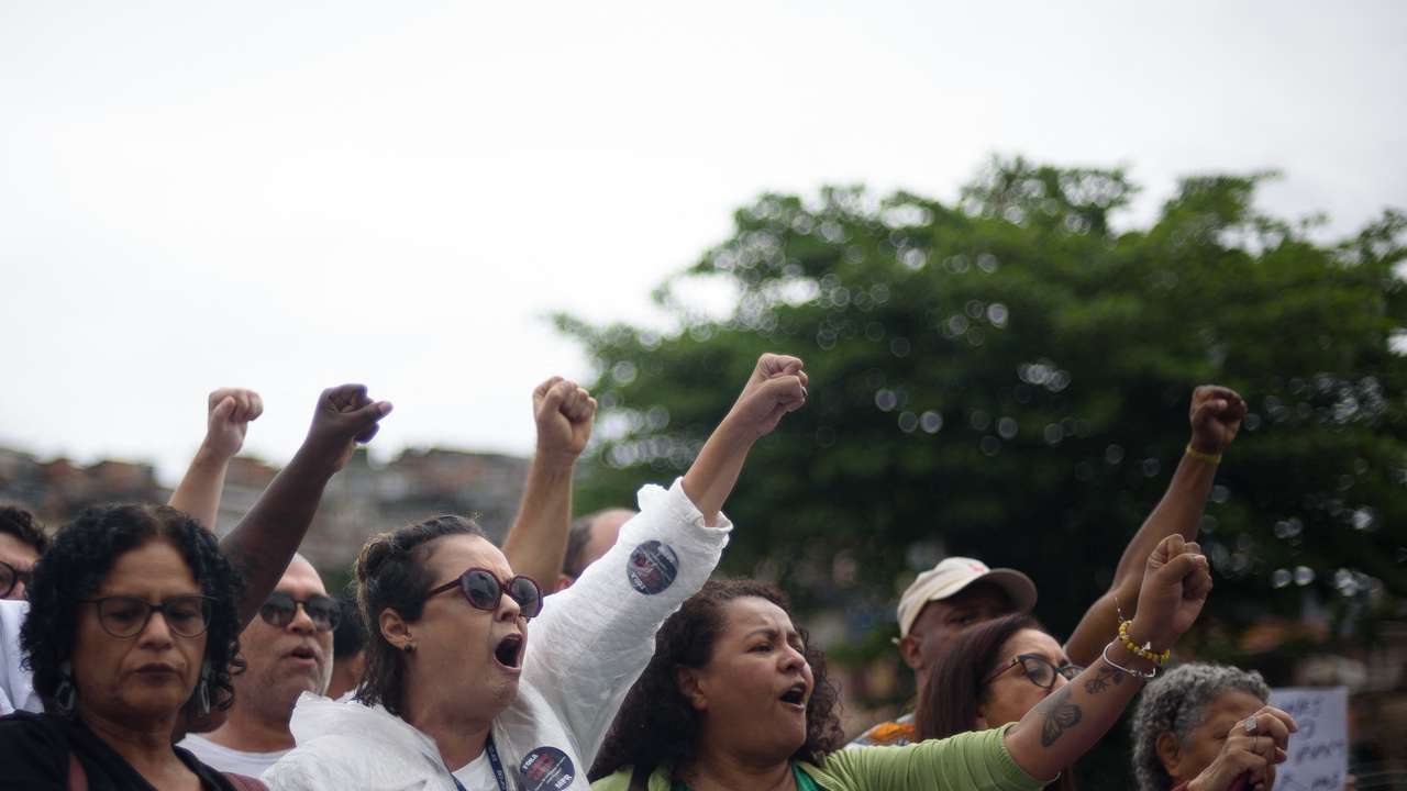 Protesto realizado em 31 de outubro de 2025, há um ano, por moradores de conjuntos habitacionais Penha e Alemão, na zona norte do Rio de Janeiro, Brasil, contra a operação policial realizada em 28 de outubro de 202, na qual 121 pessoas foram mortas.