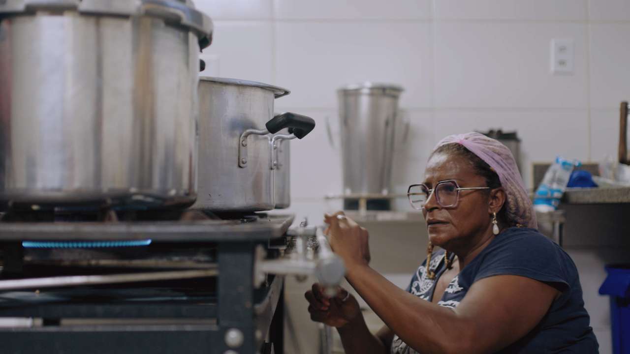 'Não Existe Almoço Grátis': documentário brasileiro mostra rotina em cozinha do MTST
