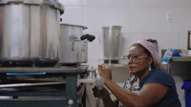 'Não Existe Almoço Grátis': documentário brasileiro mostra rotina em cozinha do MTST