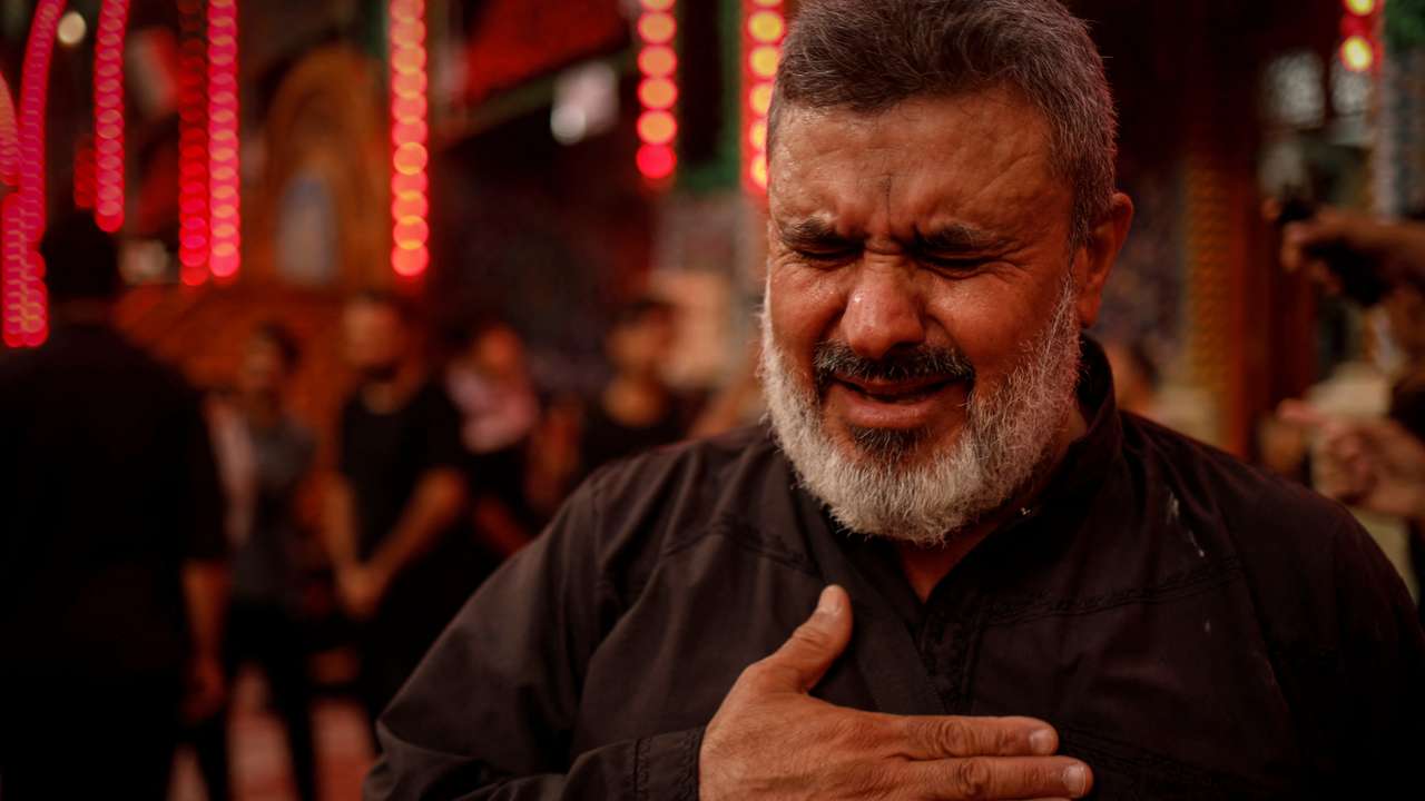 For Shi'ite pilgrims in Iraq's deserts, suffering strengthens faith