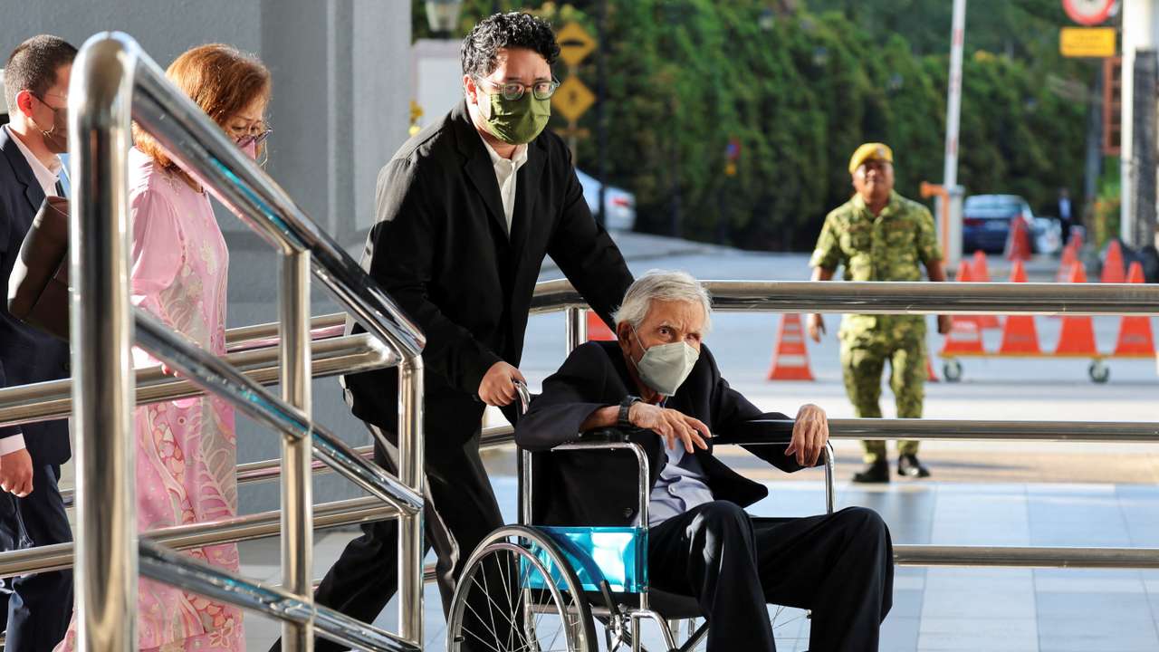 Malaysia's former finance minister Daim Zainuddin arrives at the Kuala Lumpur court complex in Kuala Lumpur