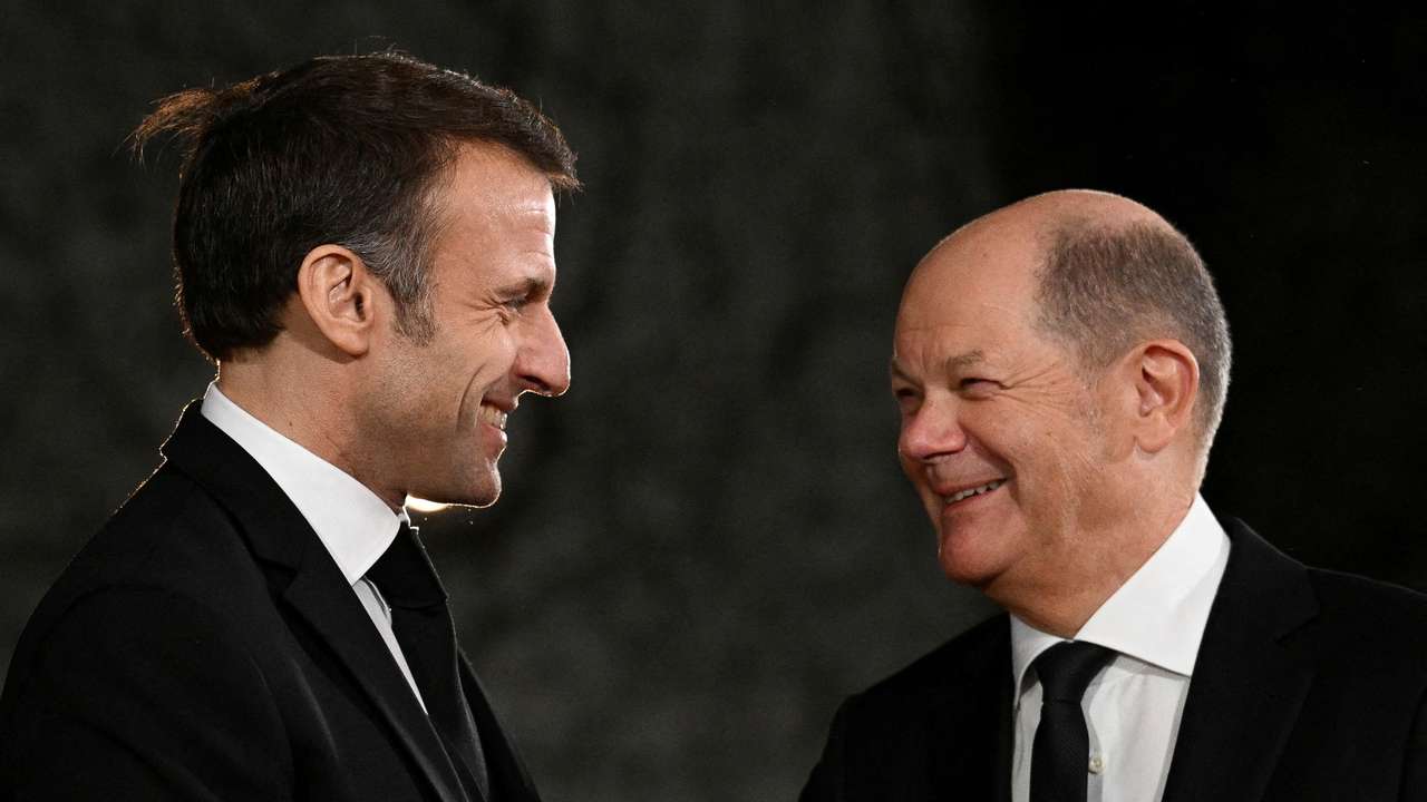 FILE PHOTO: German Chancellor Olaf Scholz receives French President Macron in Berlin