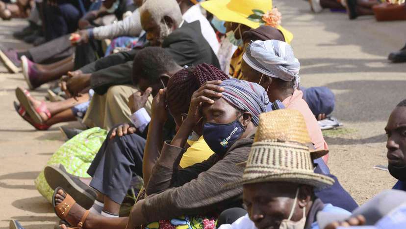 Zimbabweans sink deeper in poverty