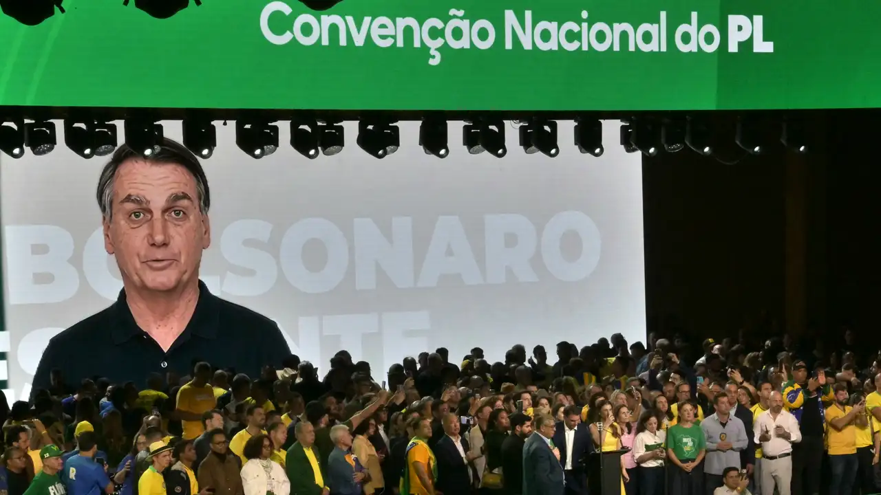 Vídeo com discurso de Jair Bolsonaro (PL) produzido por inteligência artificial é exibido na convenção partidária que oficializou seu filho, Flávio Bolsonaro (PL), candidato à Presidência da República