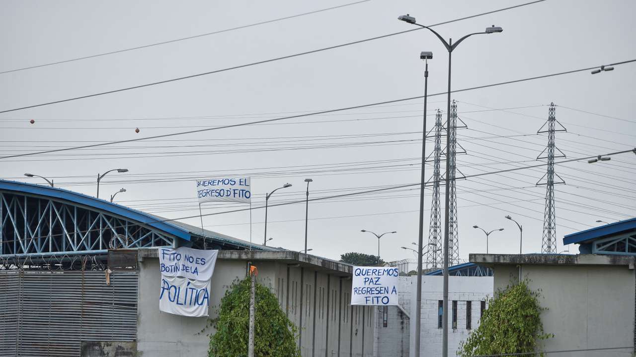 Inmates protest against the transfer of the criminal leader "Fito" from prison in Guayaquil