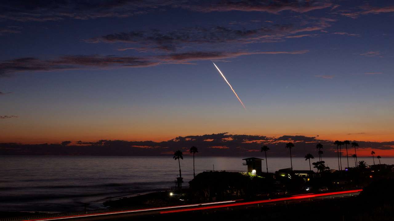 FILE PHOTO: An evening launch of a SpaceX Falcon 9 rocket carrying 20 Starlink V2 Mini satellites, from Space Launch Complex at Vandenberg Space Force Base is seen over the Pacific Ocean from Encinitas, California, U.S., June 23, 2024. REUTERS/Mike Blake/File Photo