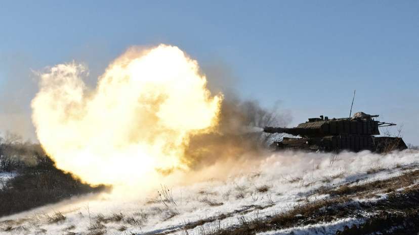 FILE PHOTO: Ukrainian servicemen attend training in Zaporizhzhia region