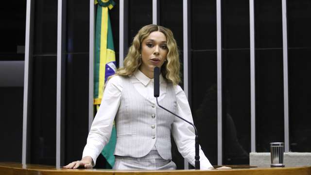 Foto mostra Erika Hilton durante sessão deliberativa no plenário da Câmara dos Deputados