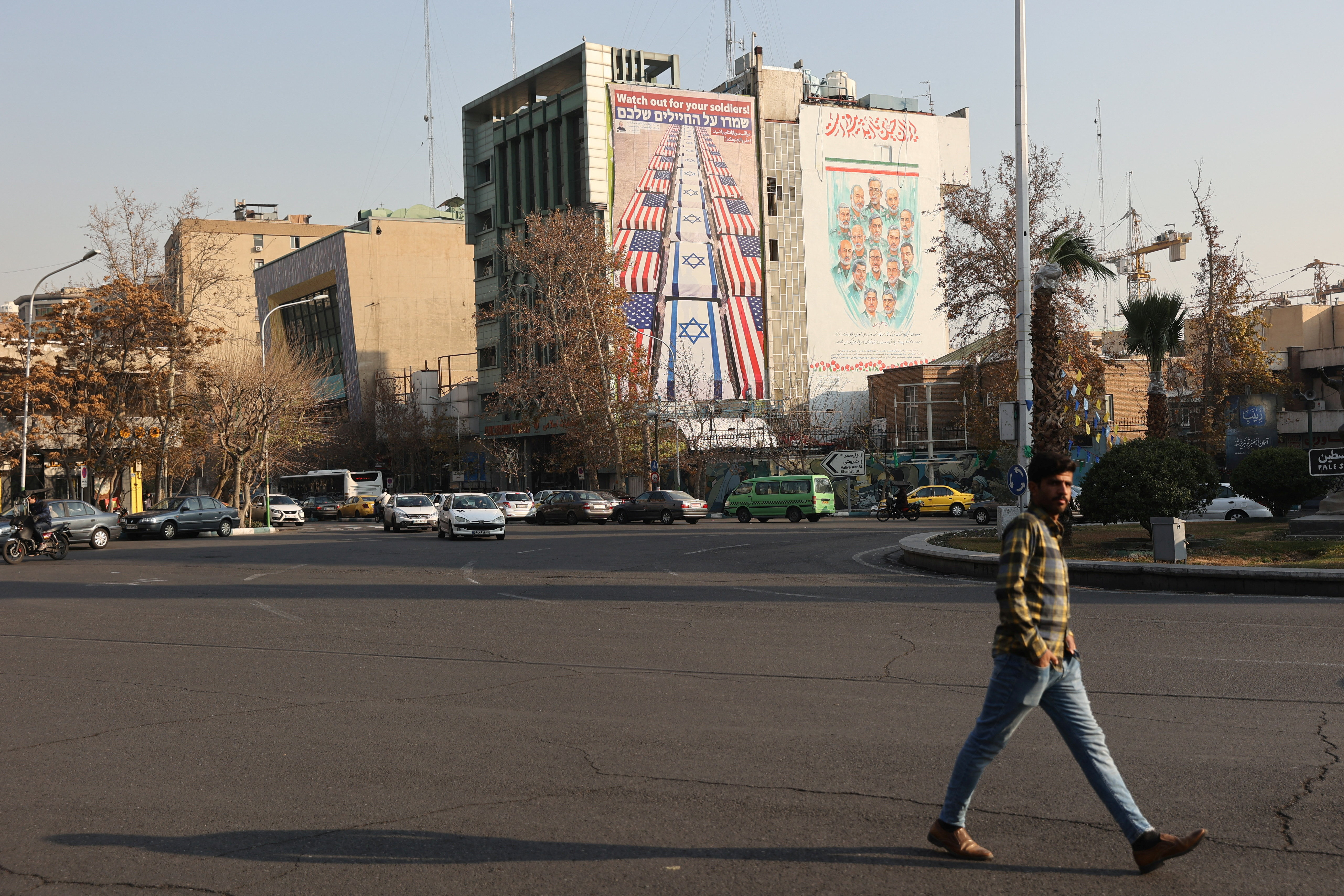 Anti-U.S. and anti-Israeli billboard on a building in Tehran