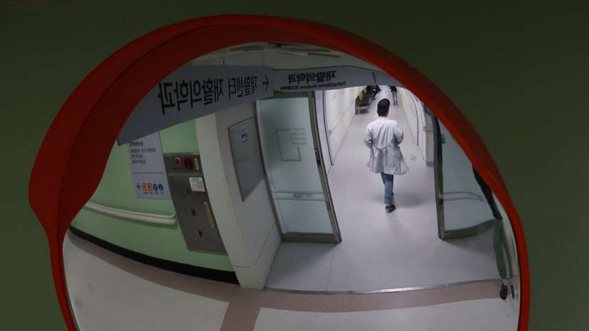 More South Korea doctors join protest, authorities warn patients at risk