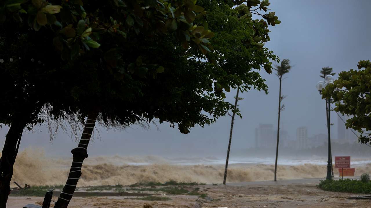 Typhoon Kajiki approaches Vietnam's central coast