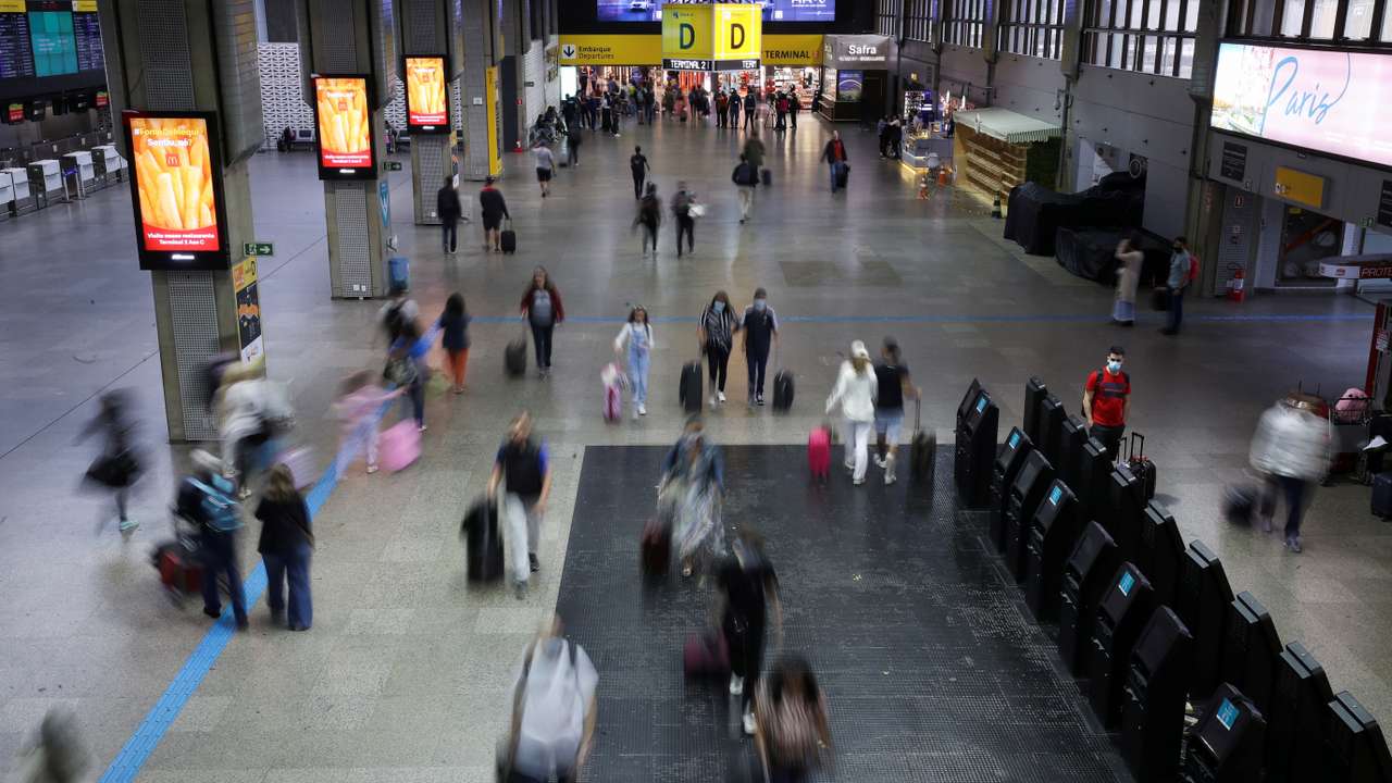Airline workers go on partial strike in Guarulhos