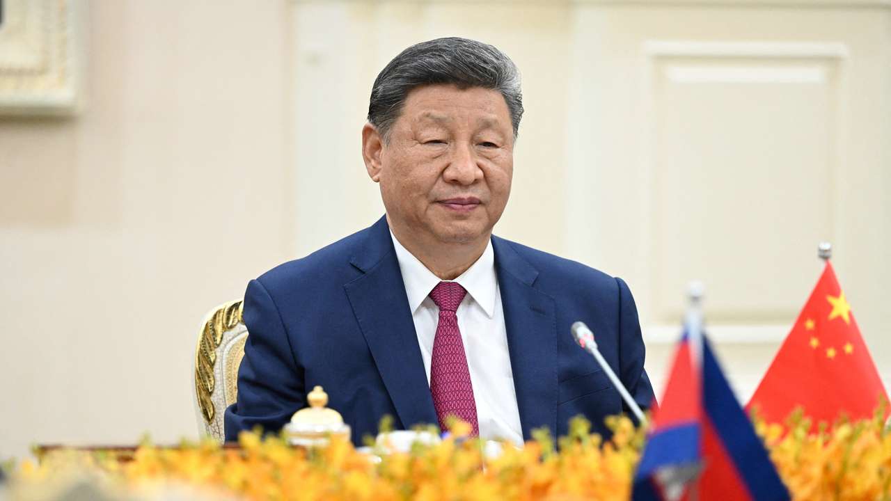 FILE PHOTO: Chinese President Xi Jinping meets with Cambodia's Senate President Hun Sen in Phnom Penh