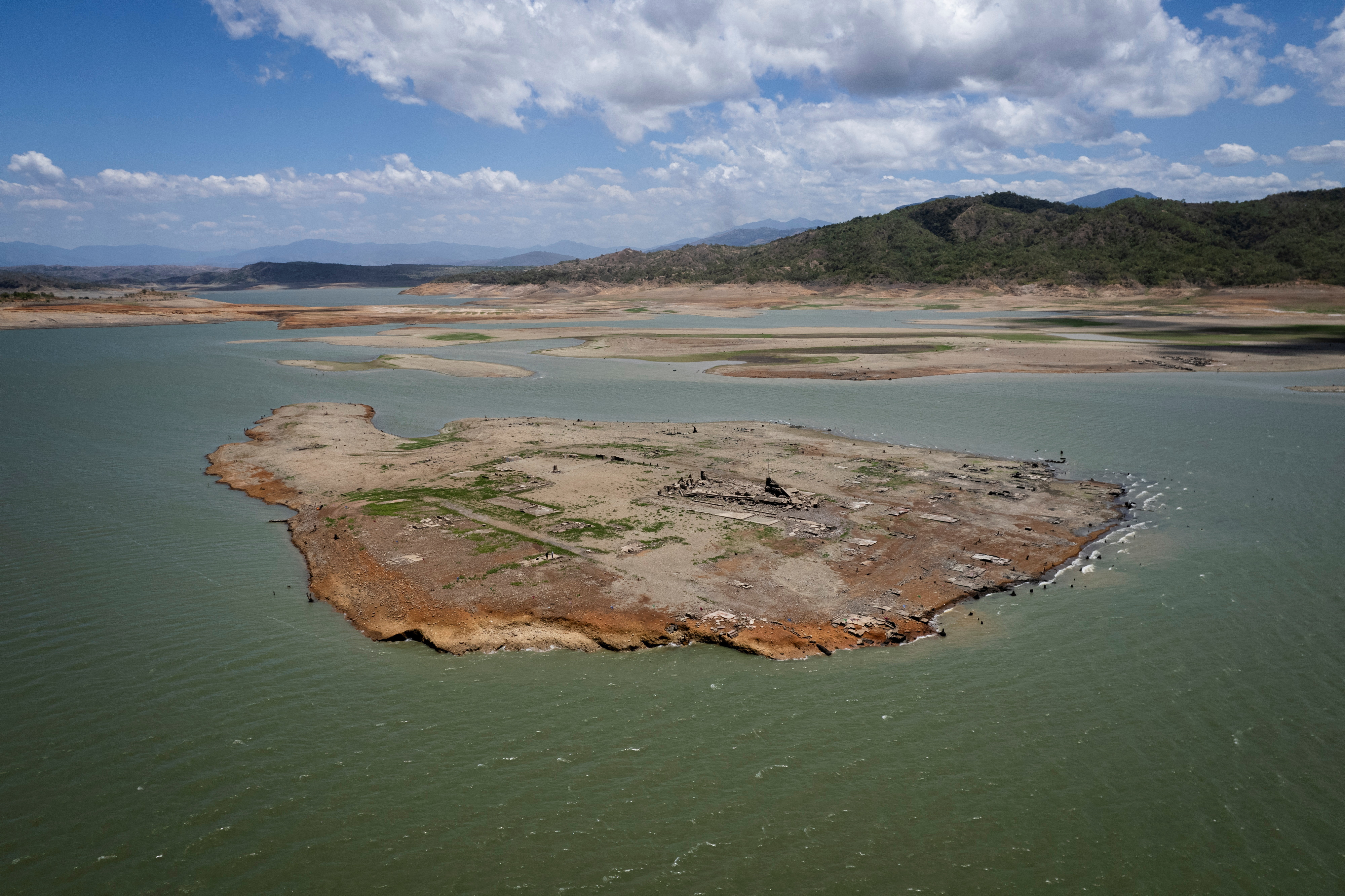 Extreme heat reveals sunken town in the Philippines